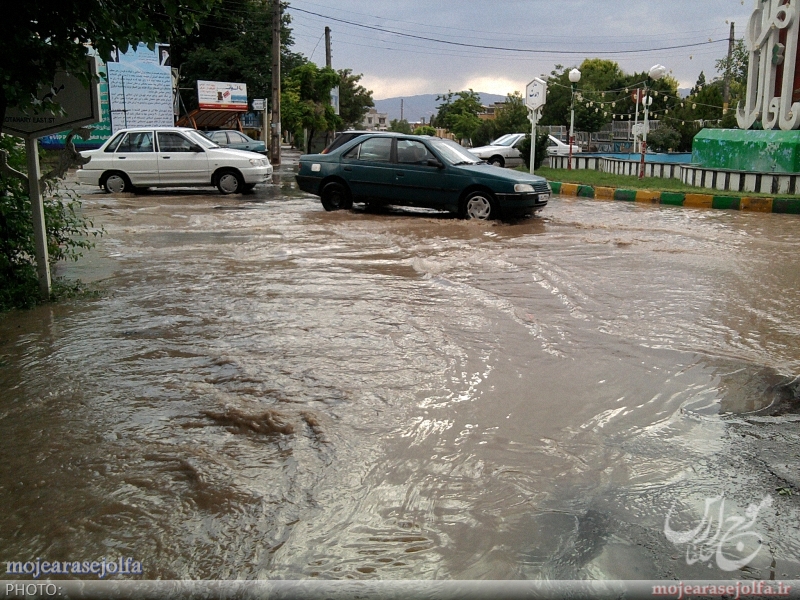 بارش باران معابر هادیشهر را دچار آبگرفتگی کرد